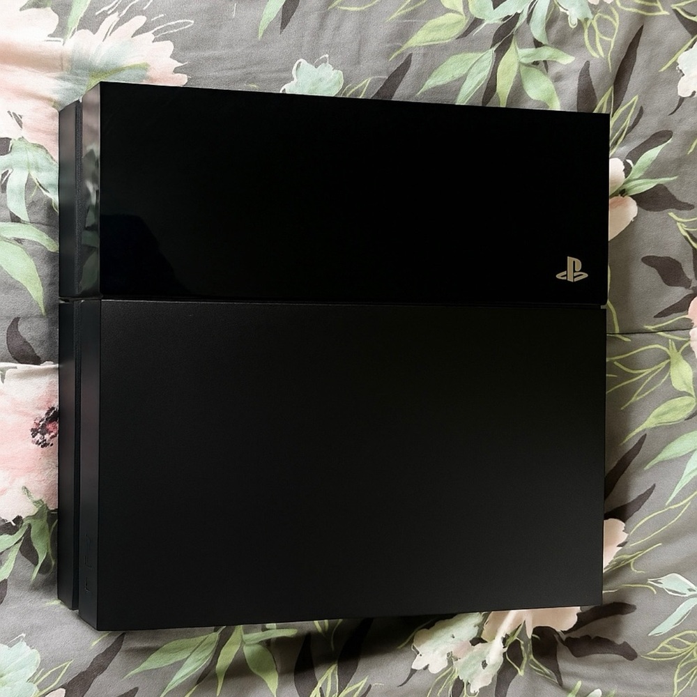 Sony PlayStation 4 (PS4)